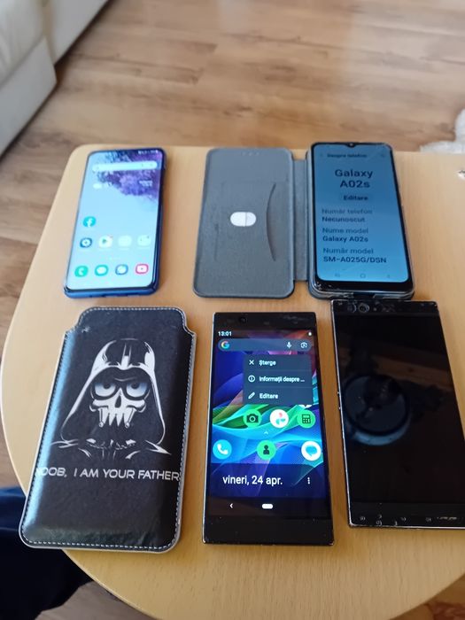 Vând  patru telefoane mobile