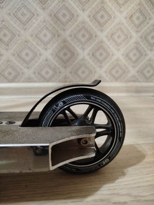 Трюковой самокат в идеальном состоянии