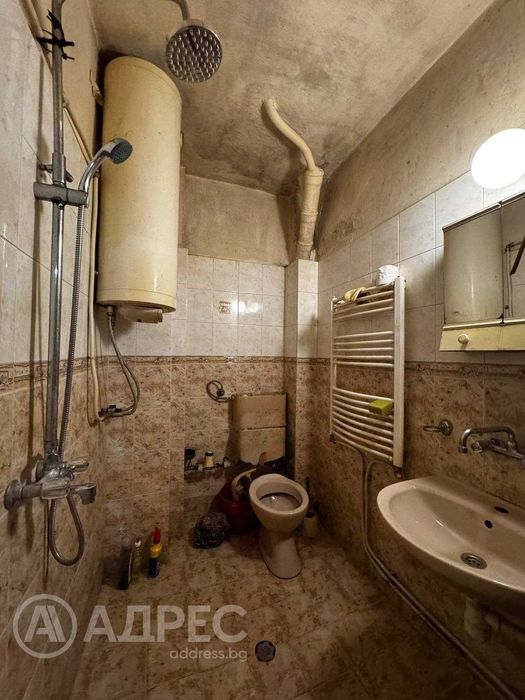 Двустаен апартамент, Център, 65 кв.м., ет. 1, тухла, за ремонт