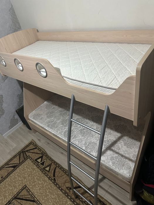 Кровать двухьярусная