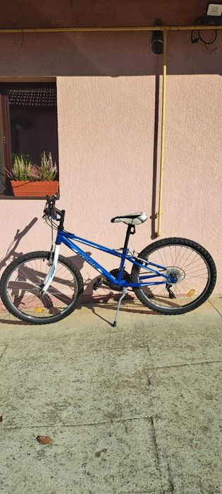 Vand bicicleta pentru copii in varsta de aproximativ 10-12 ani