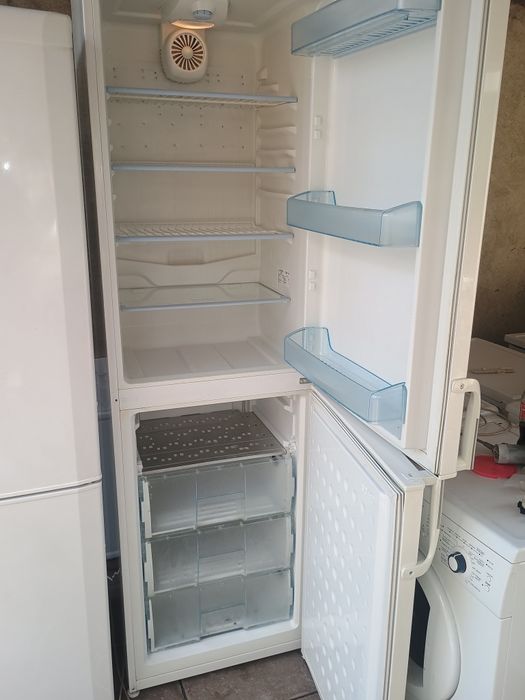 Mașină de spălat rufe clasa AA frigider cu congelator înalt Gorenje Whirpool