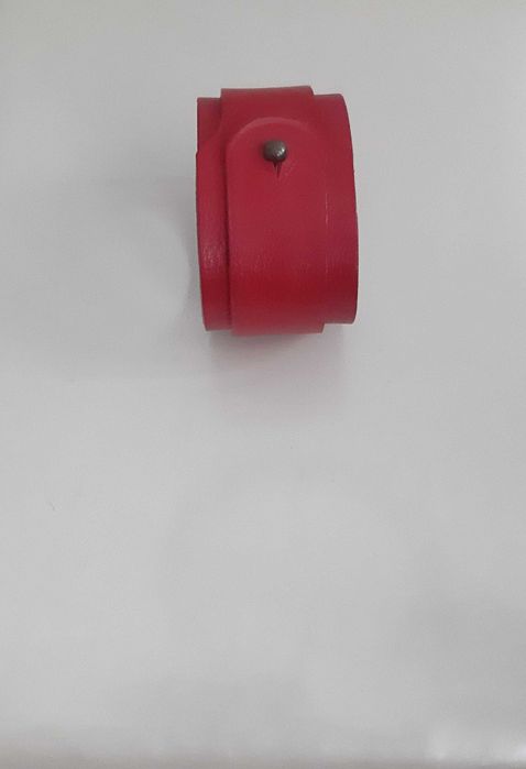 Червена кожена гривна, нова