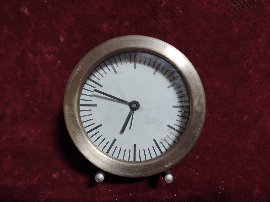 Ceasuri cu quartz defecte, de perete/de masa