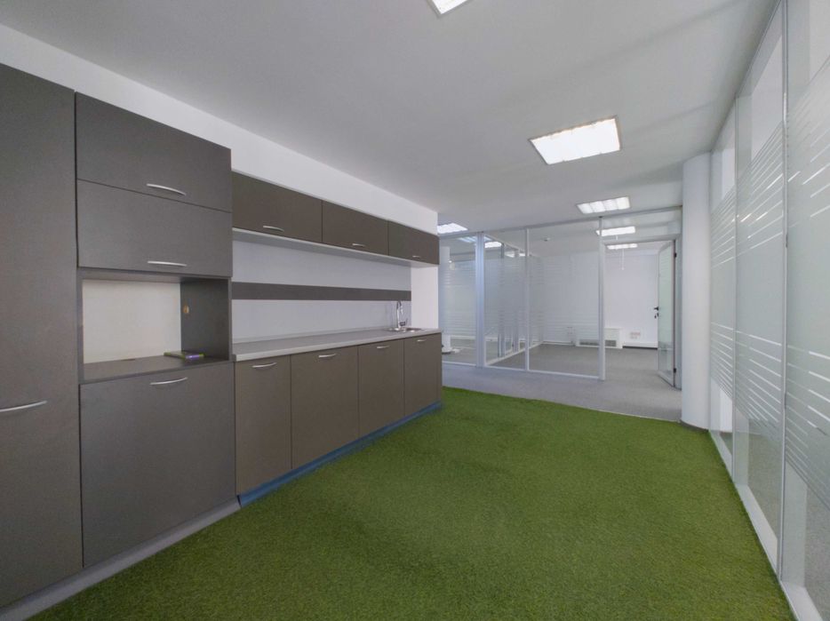 Офис под наем: 500 кв.м. в модерна бизнес сграда до НДК