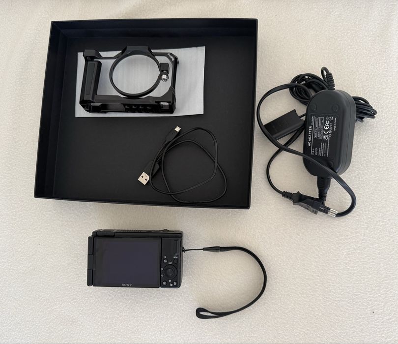 Vand schimb camera foto avansata Sony zv1 m2 , obiectiv ZEISS 18-50