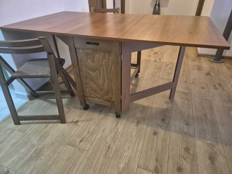 Masă pliantă cu 6 scaune, culoare nuc – lemn masiv