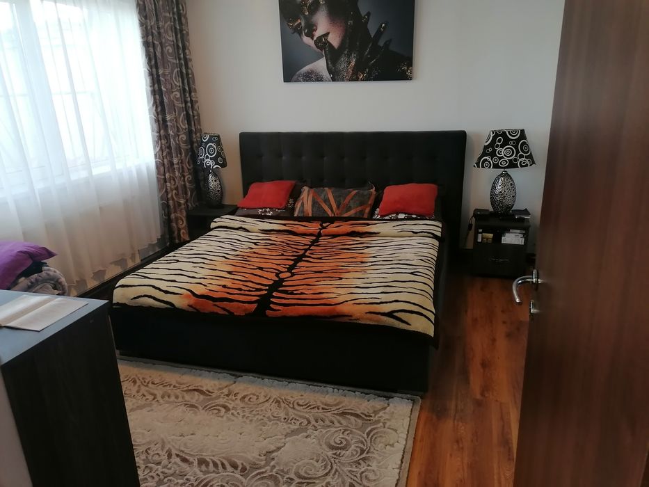 Închiriez casa la curte