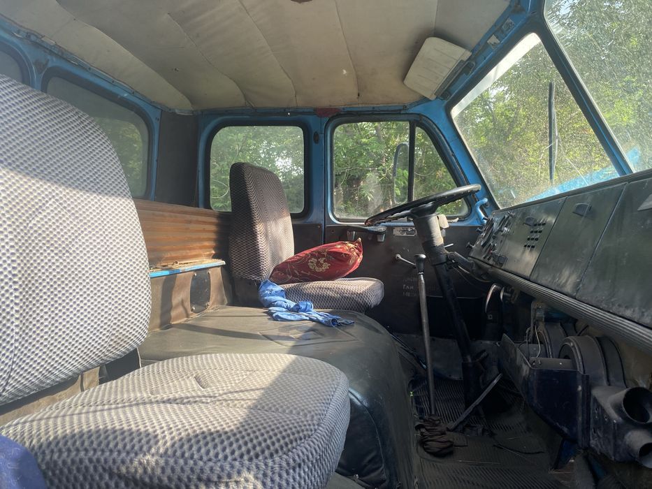 Маз самосвал на ходу