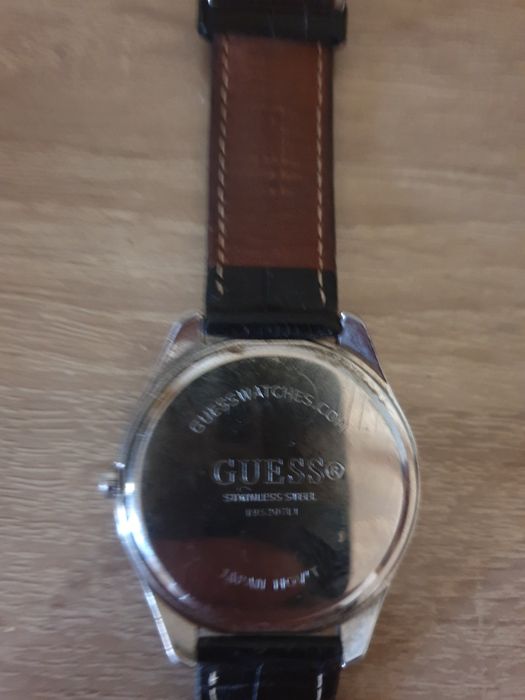 Ceas guess aproape nou cu pietricele