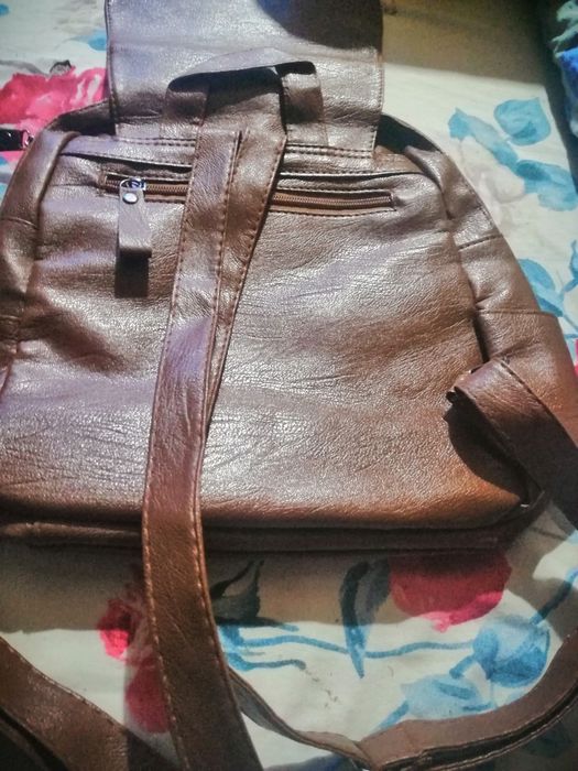 Vand geanta din piele. Este in stare noua. Nu trimit prin curier