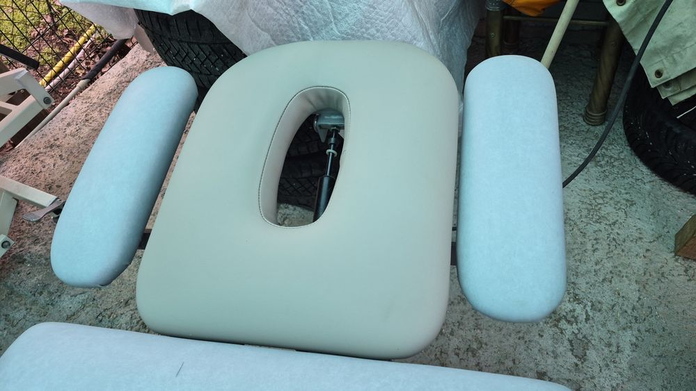 Продавам 2броя масажни легла