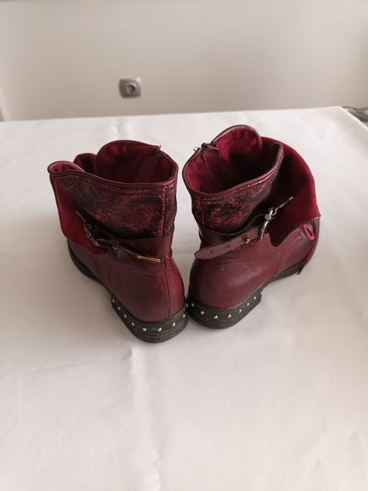Дамски червени боти.