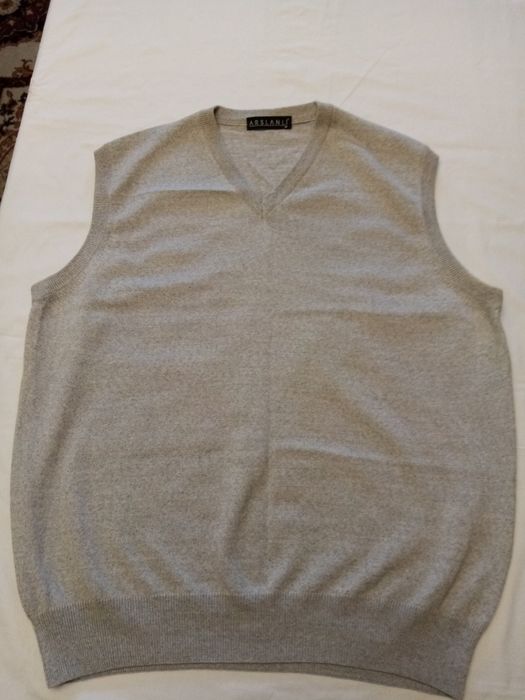 Vestă culoarea gri.