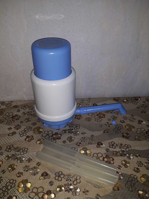 Продаю новые бутыли 19 литровые и насос  для выкачивания вводы воды