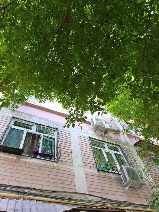 Алмалык. Продается 3х комнатная квартира на А.Навои 9