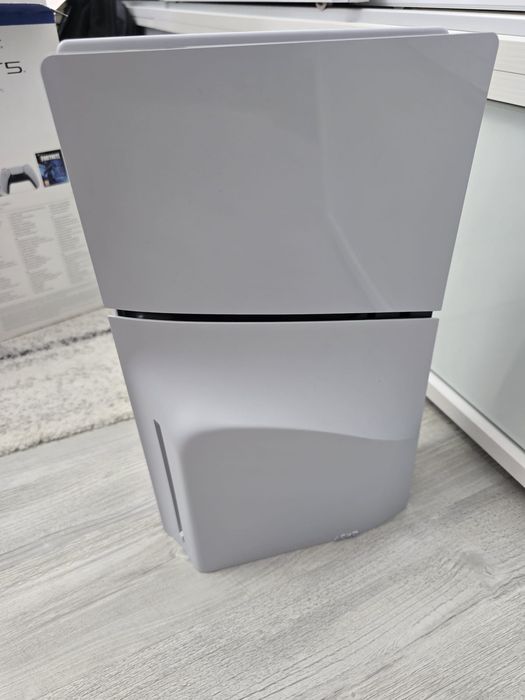 Vând Playstation 5 slim + 5 jocuri