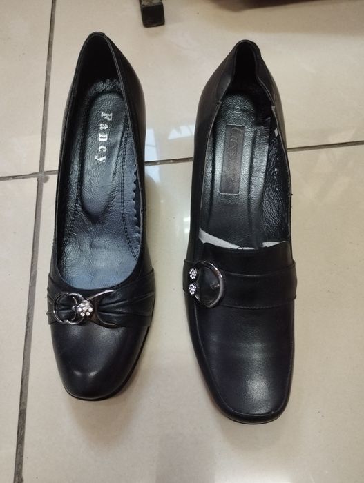 Продам женскую обувь,угги