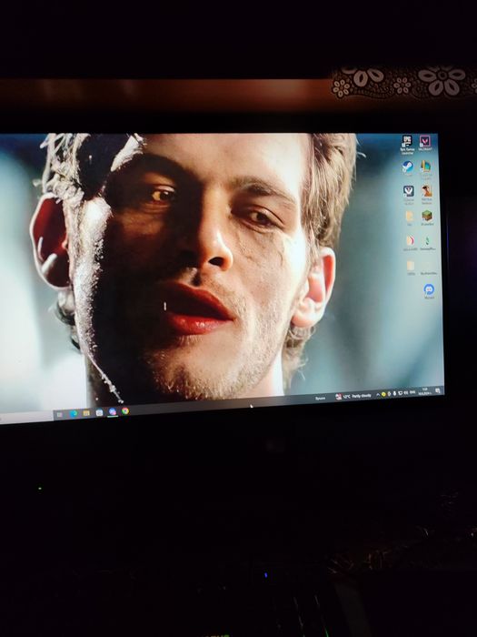 Геймърски компютър и монитор