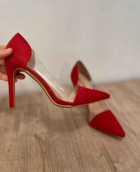 Pantofi stiletto, toc 10 cm, purtați la un botez.