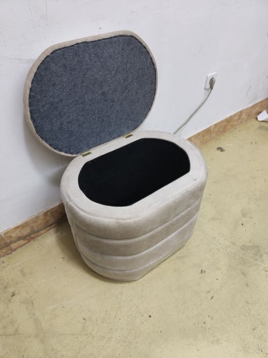 Vând taburet tapitat cu lada, 55*48*40