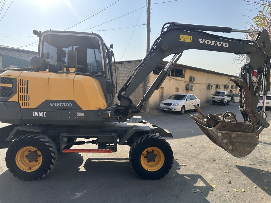 Srochno Mini Ekskavator Volvo EW60E Sotiladi