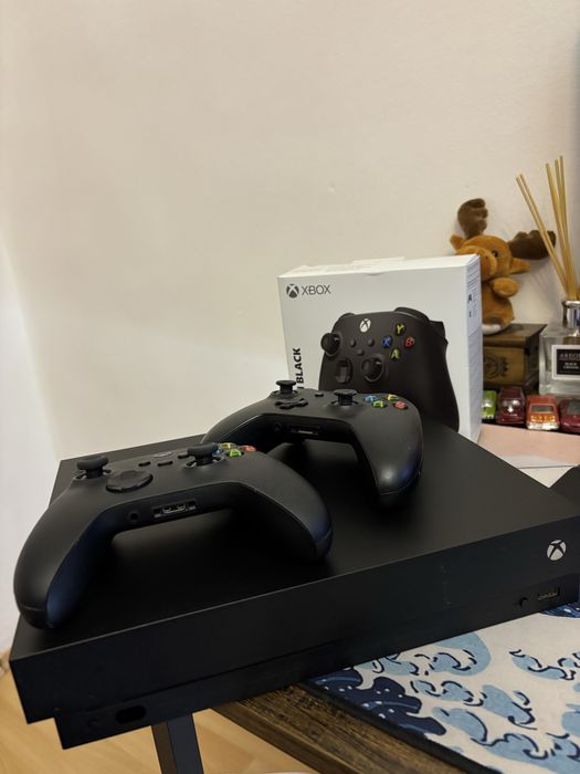 Vând Xbox One X 1tb