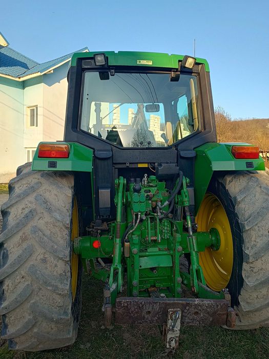 Tractor John Deere cu încărcător frontal