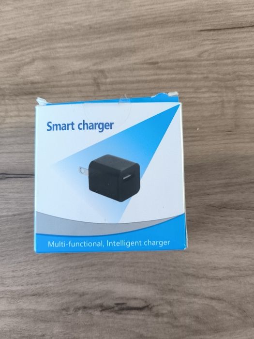 шпионска скрита камера, маскирана като обикновено USB зарядно за контакт
