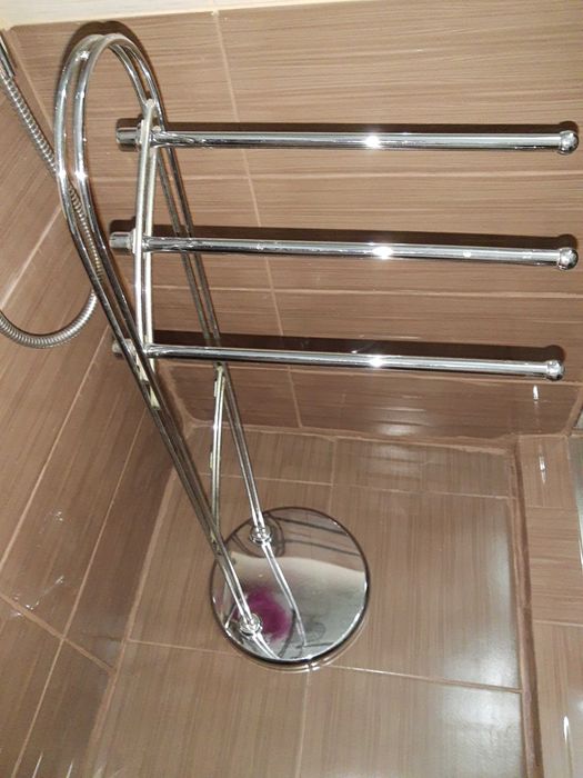 Поставка инокс,стояща за баня лукс за хавлии.