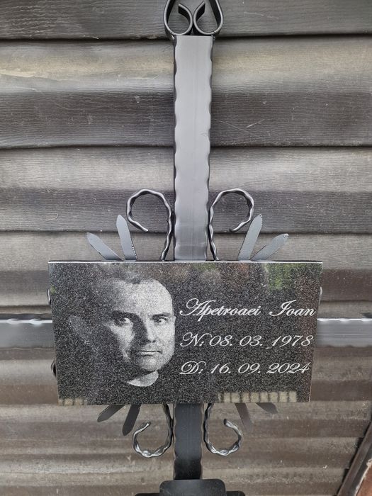 Cruce cimitir cu scris , fotogravura personalizata si felinar