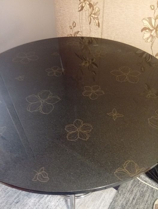 Продам срочно круглый стол.