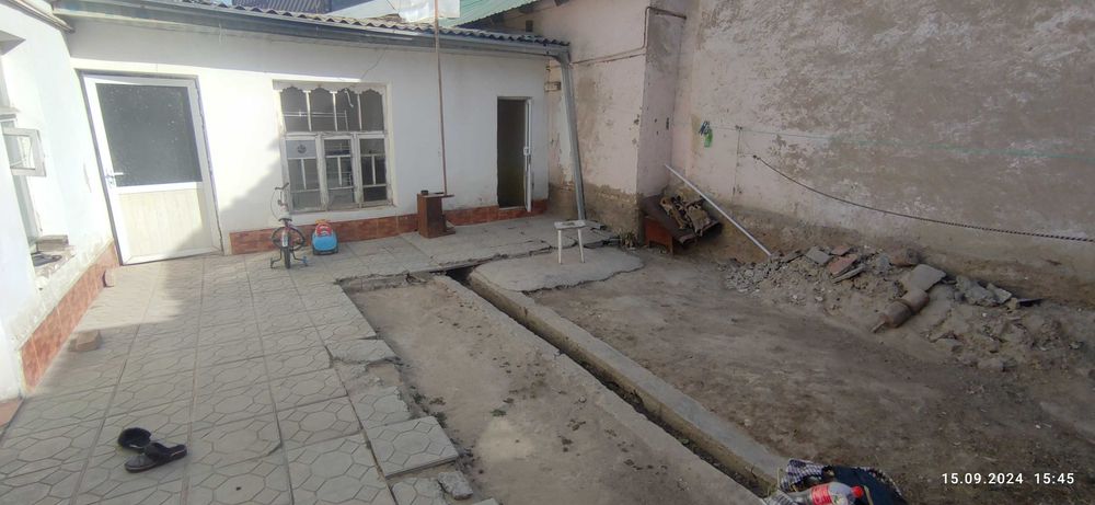 Срочно продается дом в центре город общ. дворе с своим отделом дворико