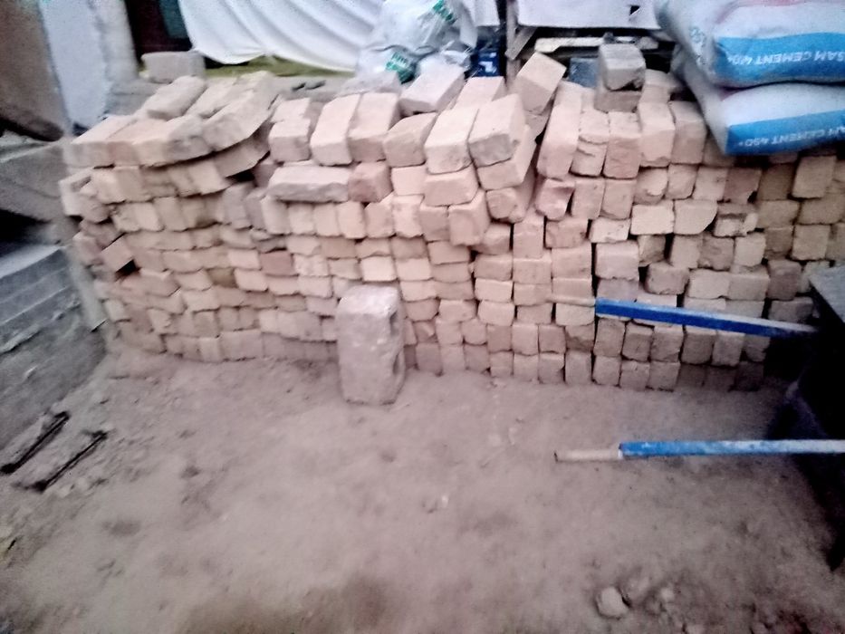 Янги ишлатилмаган шлакаблок ва пишик гишт сотилади.