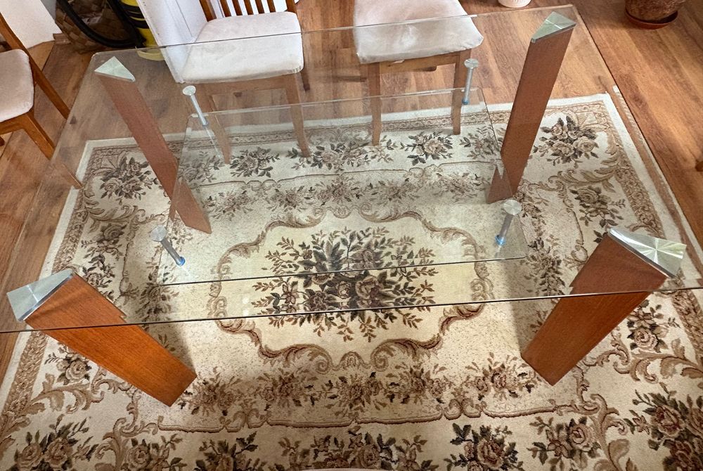 Дървена маса с плот от закалено стъкло за трапезария