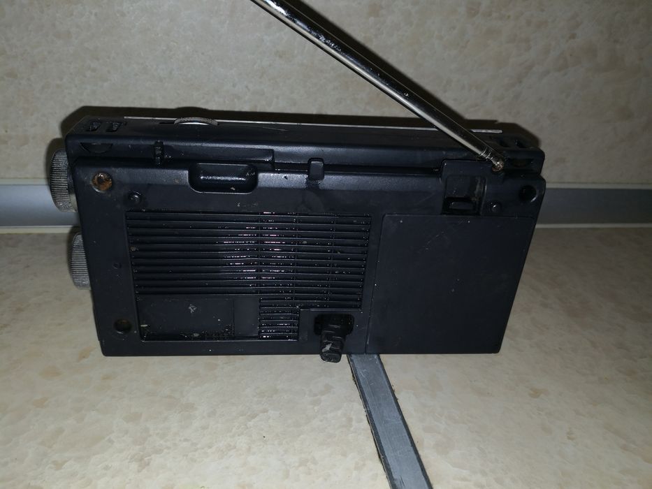 Продавам,,Sony ICF-J1 3-БАНТОВО FM/AM/SW РАДИО ,,