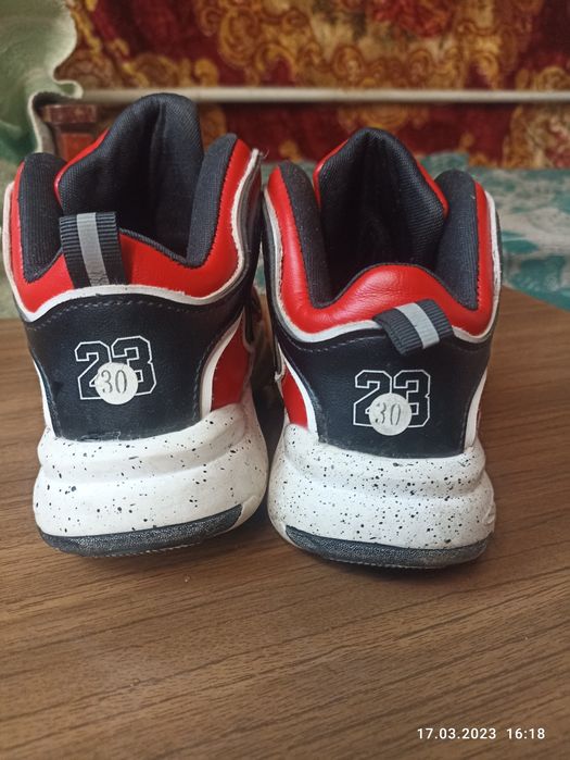 Кроссовки 30размер на мальчика