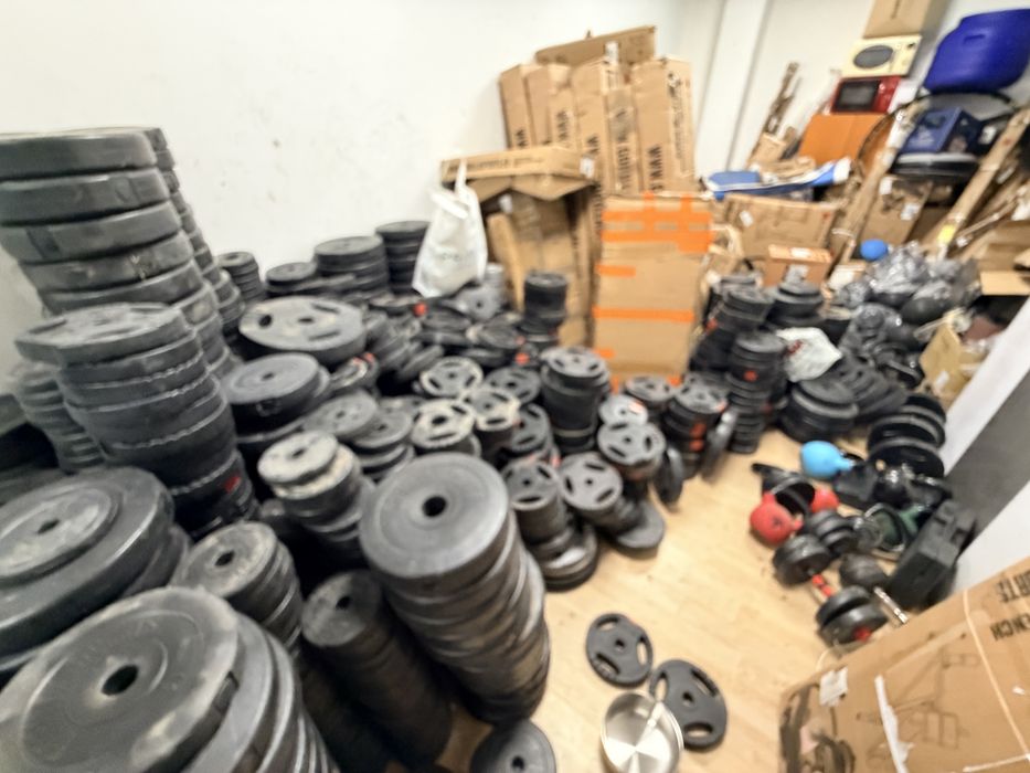 Discuri gantere si haltere noi greutati 1,25 kg-2,5 kg-5 kg-10 kg-15 kg diametru gaura 26 mm-30 mm-50 mm. Pret 5 lei kg. Minim 50 kg. Noi