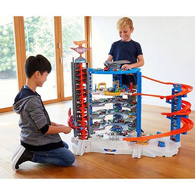 Детски игрален комплект с колички и гараж на HOT WHEELS