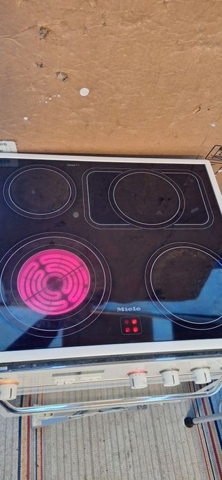 Фурна за вграждане с керамични котлони Miele