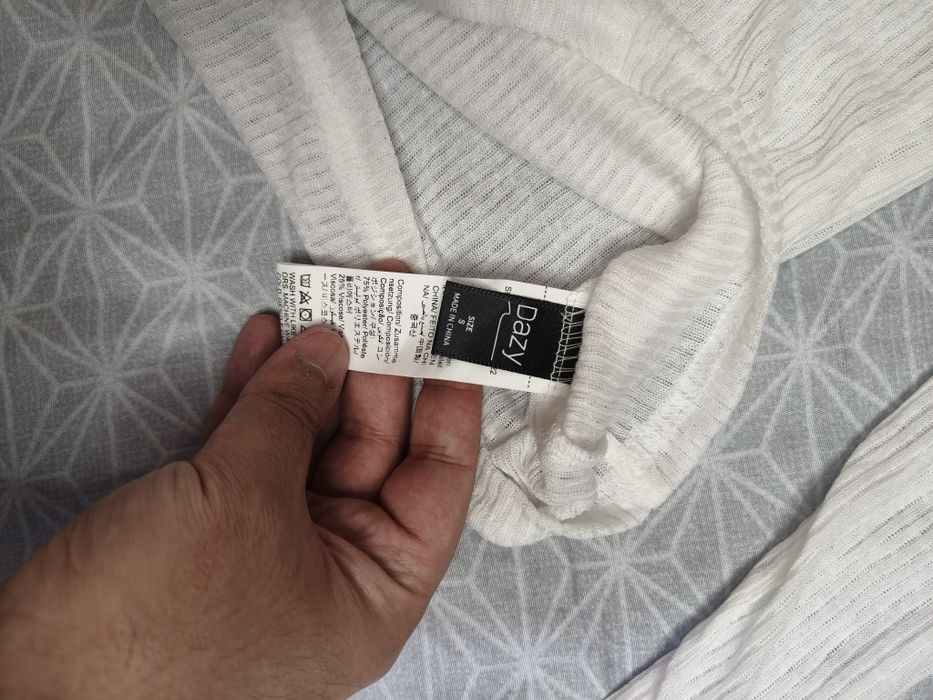 Bluză damă Dazy albă, mărimea S, decolteu în V, tricot fin
