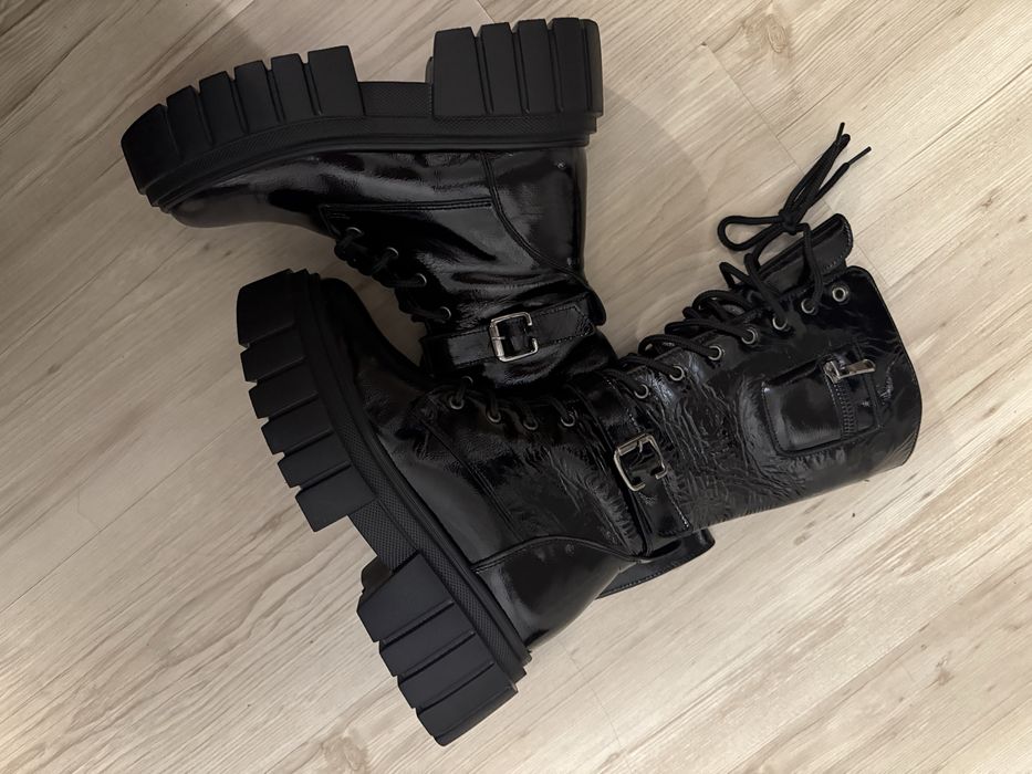 Ghete de damă din piele naturală lăcuită