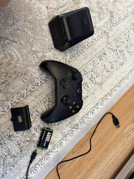 Продам Xbox One X / 2TB