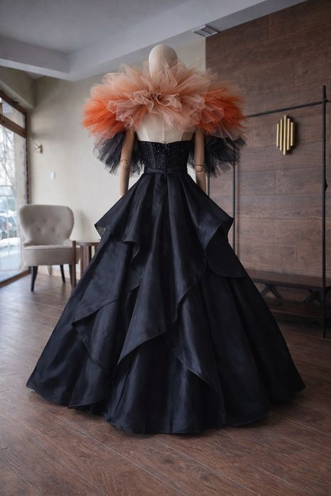 Авангардна вечерна рокля от органза с впетляваща яка Тюл Бална Камъни