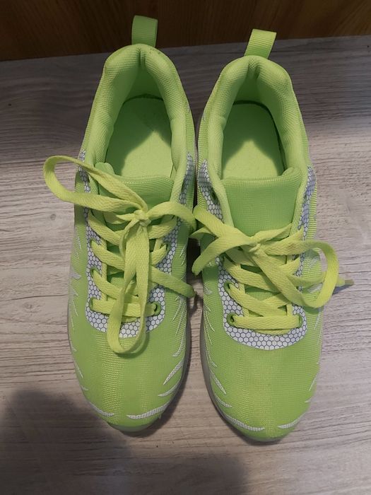 Adidasi fluorescenti nr 38