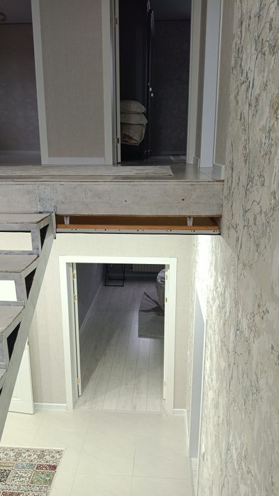 Надо обшит лестницу бюджет 700000 тг