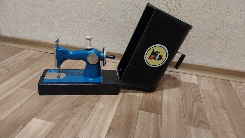 Игрушка СССР ретро винтаж швейная машинка