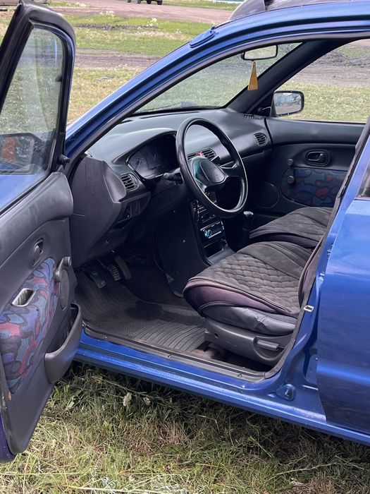 Машина Mazda 121