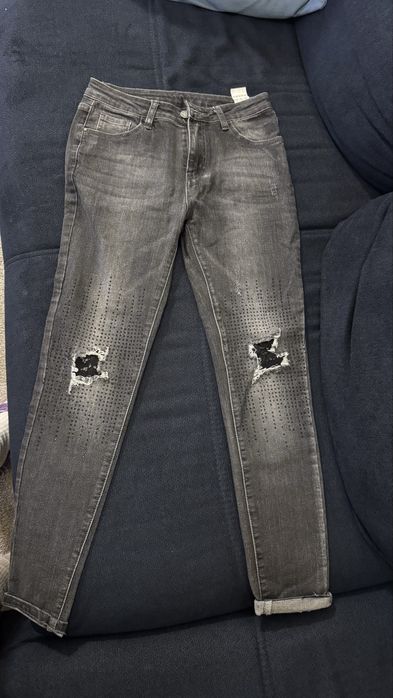 Черни дънки с камъчета и дантела