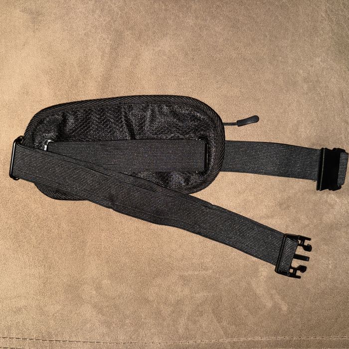 Спортен колан с ластик и две отделения с ципове.